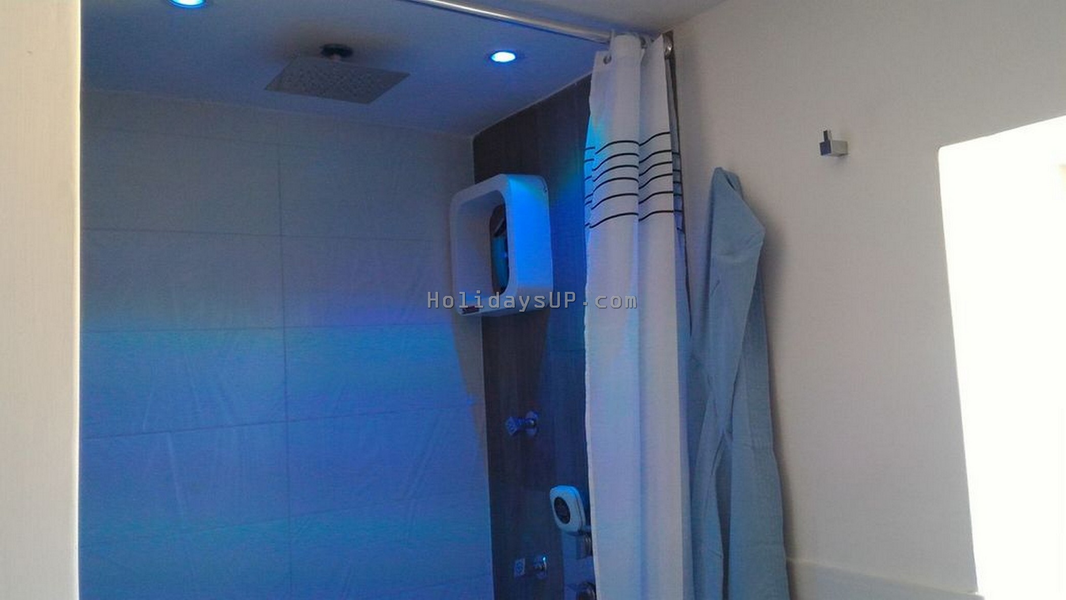 Chromotherapy and jacuzzi shower bathroom holiday lettings baronesroom
