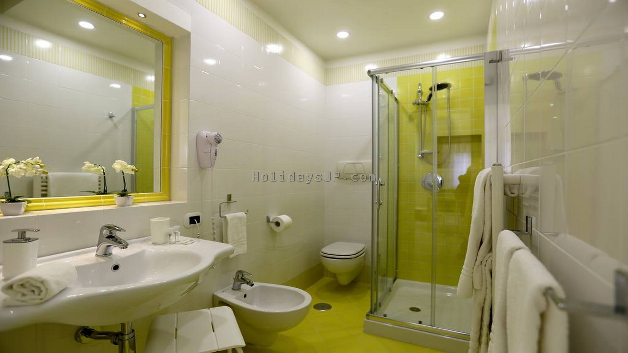 Bathroom well equipped shower Casa Mariandre B apartment Sorrento