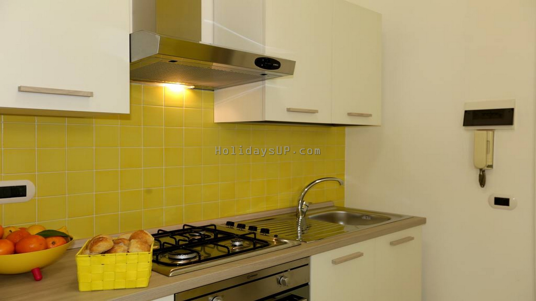 Kitchen side well equipped at Casa Mariandre B apartment Sorrento